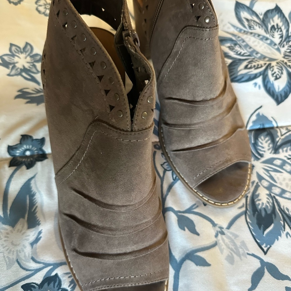 Chic Gray Women's Heeled Boots